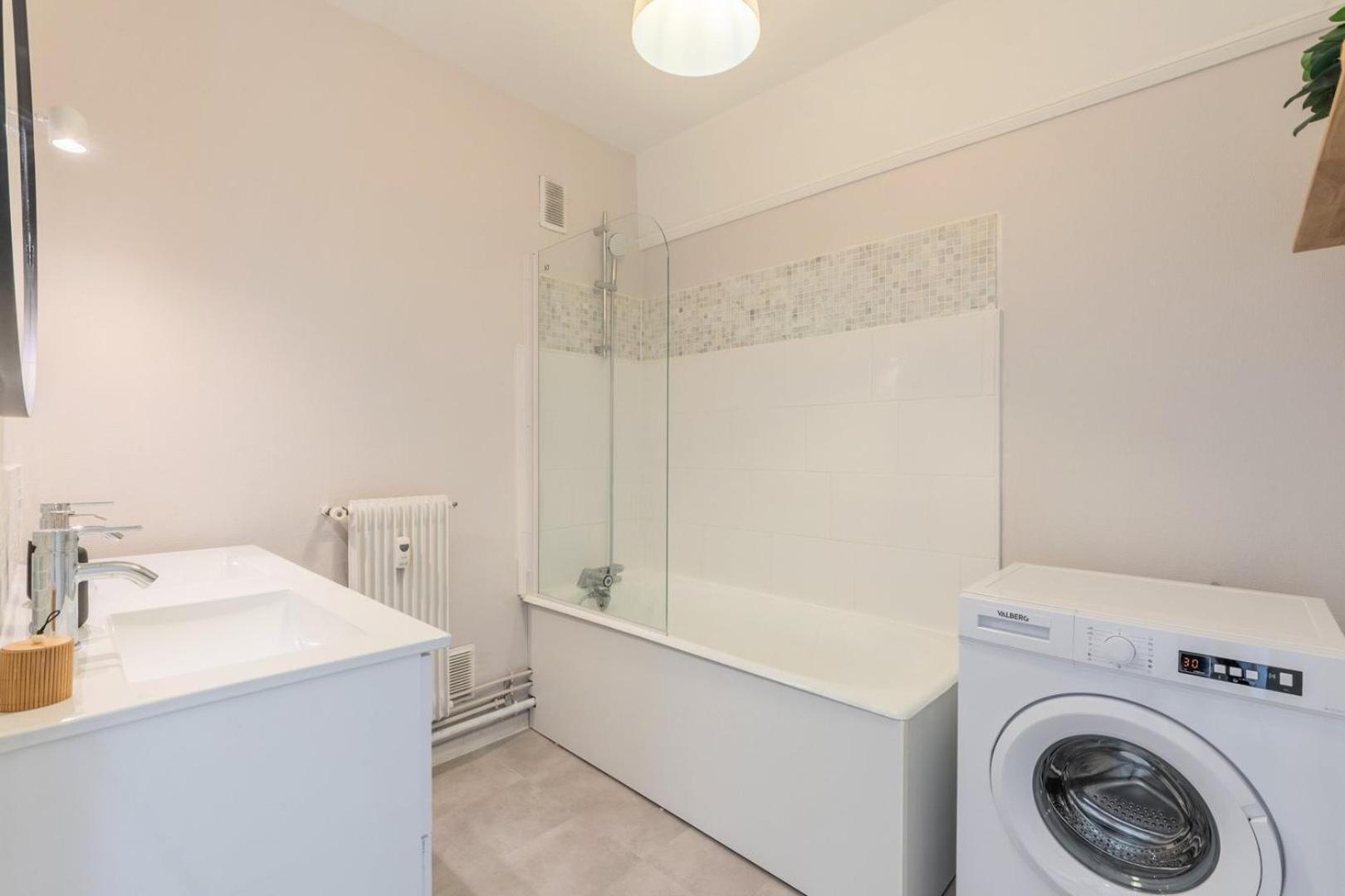 Spacious 3 Bedroom Apartment & Private Parking! Lambersart Exterior photo